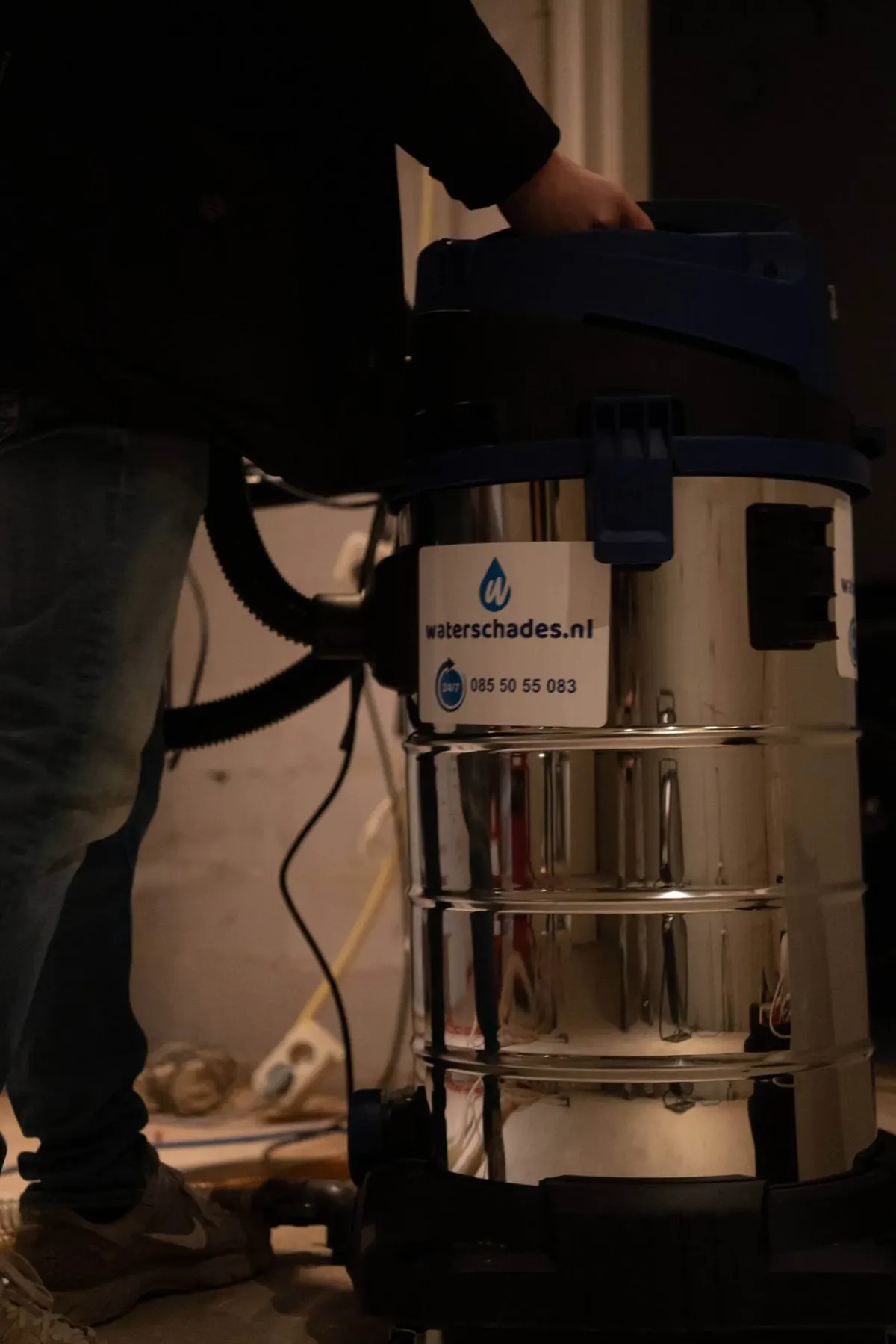 Waterzuiger van Waterschades.nl tijdens het reconditioneren van een schadelocatie