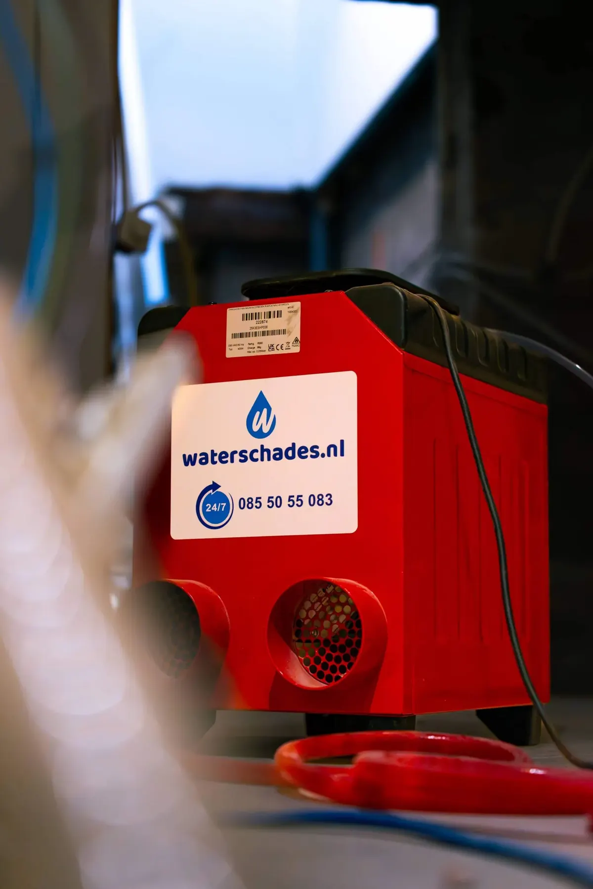 Bouwdroger van Waterschades.nl op een vloer
