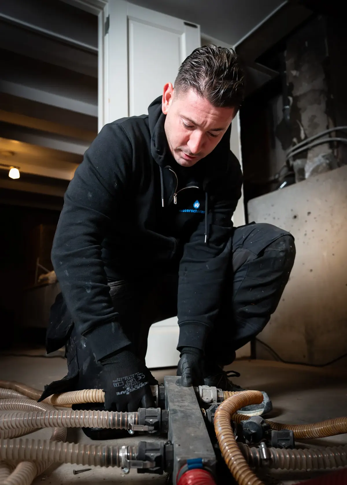 Specialist sluit droogslangen aan op een verdeelstuk