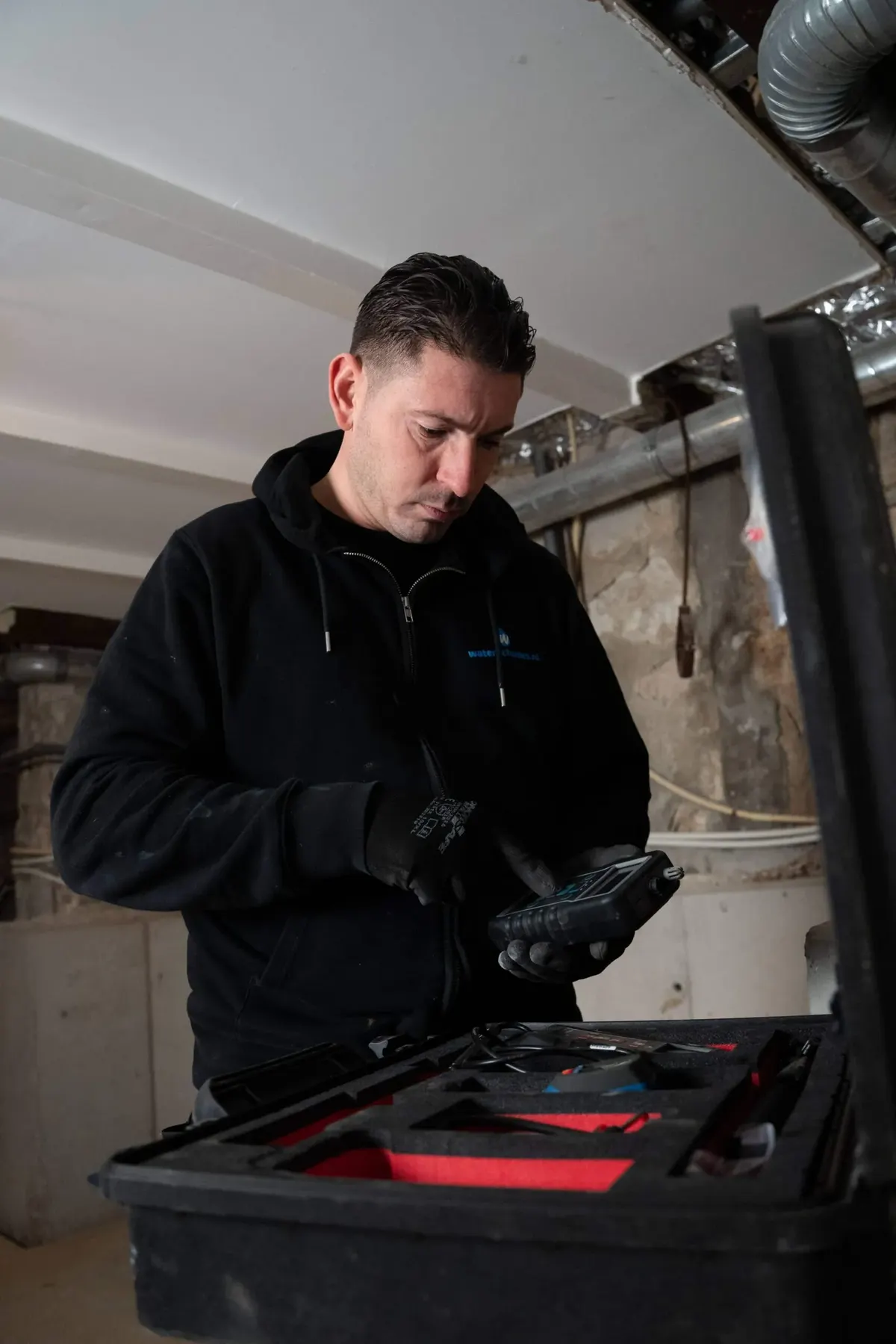Specialist pakt meetapparatuur uit de koffer in de servicebus
