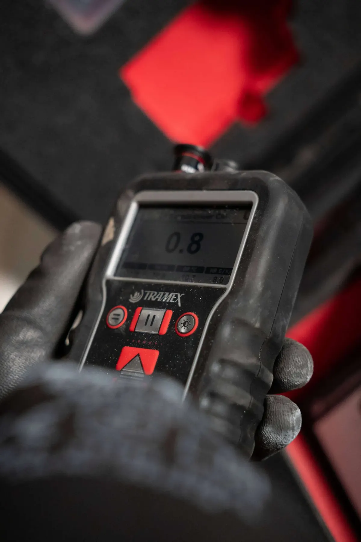 Vochtmeter van Waterschades.nl toont een meetwaarde tijdens een controle